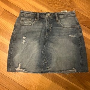 Blue denim skirt, button, pockets, front and back